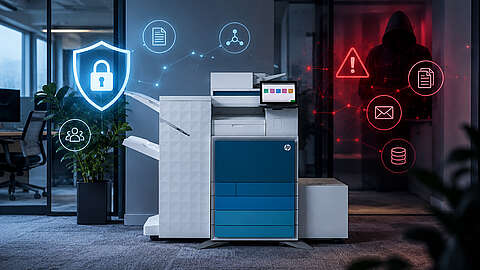 Ein Drucker in einem Büro ist von digitalen Symbolen für Sicherheits- und Hacking-Bedrohungen umgeben, im Hintergrund ist eine schemenhafte Gestalt zu sehen, die auf Cybersicherheitsrisiken für Bürogeräte hindeutet.