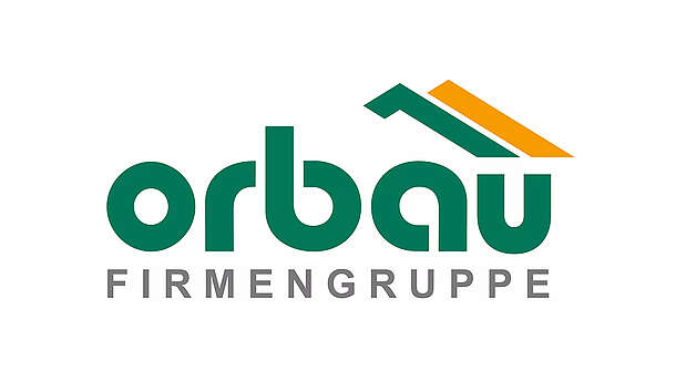 Logo der Orbau Firmengruppe mit grünem Kleinbuchstaben "orbau" und "FIRMENGRUPPE" in grauen Großbuchstaben darunter. Über "bau" symbolisieren zwei dachförmige Linien, eine grüne und eine gelbe, ein Hausdach.