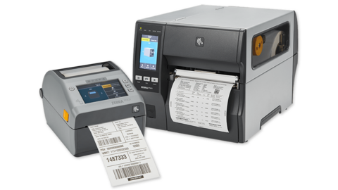MODOX PRINT FOX Logistics Es werden zwei Etikettendrucker der Marke Zebra gezeigt, ein kompakter und ein industrieller. Beide drucken Barcode-Etiketten; der kompakte Drucker hat ein fertiges Etikett, während der größere Drucker einen Bogen mit mehreren Etiketten druckt.