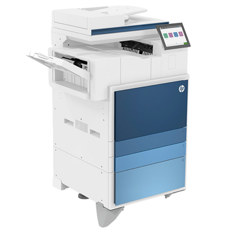 Ein weiß-blauer HP Multifunktionsdrucker mit Touchscreen-Display, Papierfächern und einem Ausgabefach, der für den Einsatz im Büro konzipiert ist.