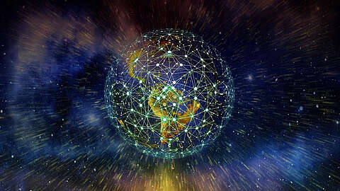 Nachhaltigkeit durch Digitalisierung von Geschäftsprozessen Ein digitaler, leuchtender Globus mit verbundenen Linien und Knoten, der ein Netzwerk darstellt, umgibt eine Karte der Erde. Der Hintergrund ist eine kosmische Szene mit wirbelnden Sternenmustern, die eine futuristische und universelle Atmosphäre schaffen.